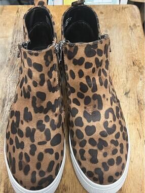 Time And Tru Women 8 faux suede Leopard Print Bootie Zippers